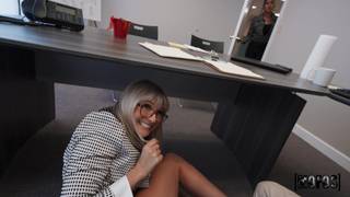 Katee V wird von ihrem Kollegen Tony Rubino gebogen und gefickt Katee V wird von ihrem Kollegen Tony Rubino gebogen und gefickt