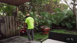 Die kurvige und dicke Remy Woods geht auf alle Viere, um bei der Arbeit gefickt zu werden Die kurvige und dicke Remy Woods geht auf alle Viere, um bei der Arbeit gefickt zu werden