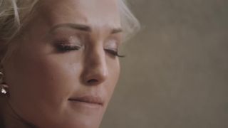 Charlie Red und Lovita Fate in einer heißen und intimen lesbischen Pornoszene