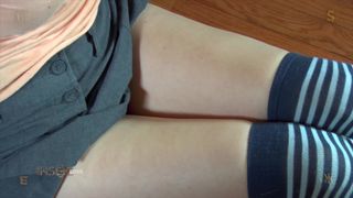 Eine schöne Frau, dominiert, gefesselt und versklavt in einer BDSM-Szene.