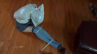 Eine schöne Frau, dominiert, gefesselt und versklavt in einer BDSM-Szene.