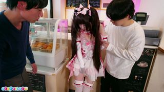 Ria Kurumi arbeitet in einer Bäckerei und zeigt gerne ihre Muschi