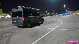 Brünette mit kleinen Titten fickt in verschiedenen Positionen im Van