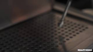 MILF Sandy Love isst die Pussy der Barista Lola Aiko hinter dem Tresen