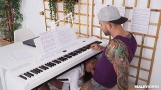 Klavierlehrerin Barbie Rous kann nicht aufhören, Juans fette Schwanzwölbung anzuschauen