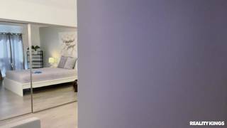 Spencer Bradley ertappt Keiran Lee dabei, wie er sie mit ihrem Sextoy ausspioniert