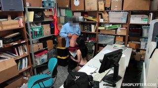 Zierlich alex harper got erwischt stealing und jetzt sie has bis saugen schwanz