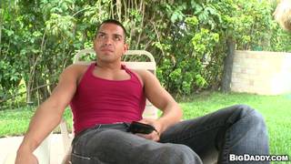 Schwarzer Mann ist drinnen und wartet darauf, das Arschloch dieses Latinos zu ficken