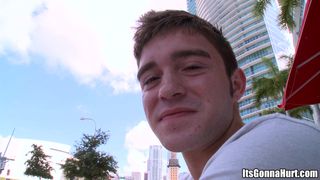 Ein Mann bekommt ein Angebot, mit einem gut ausgestatteten schwarzen Mann Sex zu haben