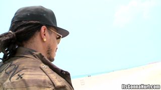 Teenie bekommt sein enges Arschloch mit einem riesigen schwarzen Schwanz gedehnt