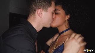 Schwarze Beute Selva bekommt ihre haarige Pussy gefickt stehend Doggystyle