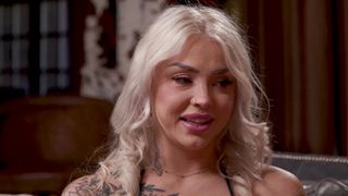 Nichole und Abby essen sich gegenseitig die Muschis, dann kommt Joey dazu und fickt sie