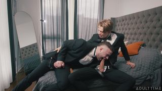 Leo Louis leckt den engen Arsch des Bräutigams Marcus McNeil vor der Hochzeit