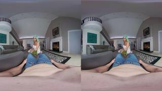 Domino Presley freut sich über die Penetration eines Mannes im VR-Porno