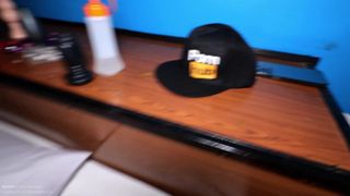 Schwarzer Trans gibt eine ölige Massage und saugt dann den weißen Schwanz dieses Mannes