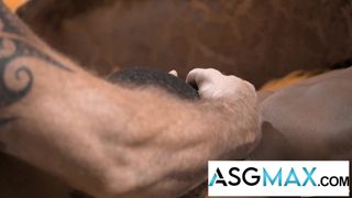 Adrian Hart öffnet seinen Arsch für DILF Lance Charger, um ihn zu hämmern