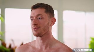 Gay Jake und Travis anal bareback, spucken sich gegenseitig an
