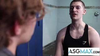 Christian Ryder holt seinen Schwanz raus, damit Stiefbruder Darron Bluu ihn blasen kann