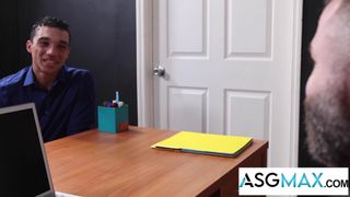 Amone Bane saugt Schwanz dann fickt seinen uncl039; s Ehemann Rob Montana