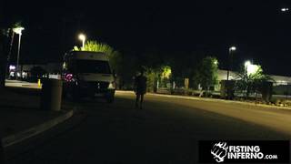 Wandernder muskulöser Mann wird mit einem riesigen Sextoy sodomisiert Wandernder muskulöser Mann wird mit einem riesigen Sextoy sodomisiert
