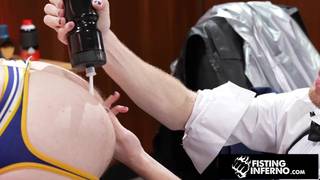 Barber fistet seinen ganzen Arm in das Arschloch seines Kunden