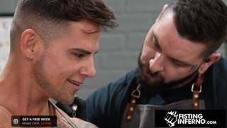 Dieser Mann leckt und fistet das enge Arschloch seines Tätowierers