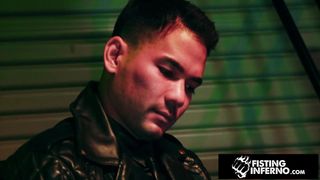 Unterwürfiger Mann wird dominiert und anal gefickt Bareback