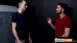 Dallas Steele benutzt seinen riesigen Schwanz, um Nick Milanis Mund und Arsch zu ficken