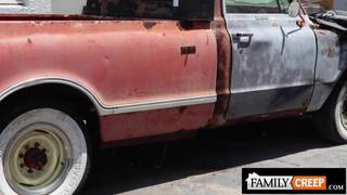 James Jacobs fickt seinen Stiefvater August Alexander in der Tiefgarage