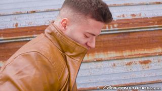 Olivier Robert wird von dem muskulösen Clark Delgaty im Freien gefickt