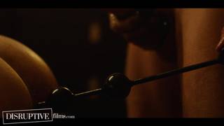 Nachdem er das Sextoy benutzt hat, fickt er diesen schwulen Mann hart