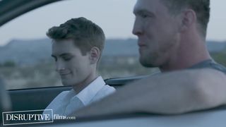 Pierce Paris nimmt Trevor Harris mit und bezahlt ihn mit einem Blowjob