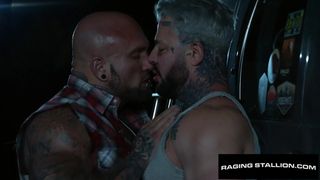 Muskulöse tätowierte DILFs ficken raw im Freien nachts