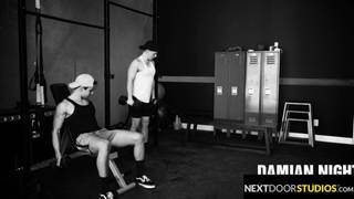Flotter Dreier mit Fitnessstudio-Bros, die Schwanz lutschen und roh ficken Flotter Dreier mit Fitnessstudio-Bros, die Schwanz lutschen und roh ficken