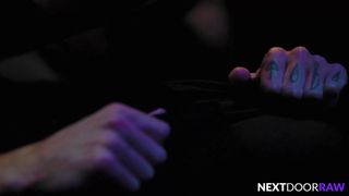 Roman Todd bekommt von Theo Brady einen Blowjob in der Hintergasse