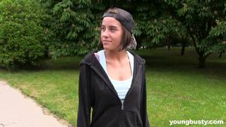 Anabelle und Jessey sind Lesben, die mit einem Dildo im Freien spielen Anabelle und Jessey sind Lesben, die mit einem Dildo im Freien spielen
