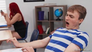 Olivia Jay benutzt ein Sexspielzeug beim Nachsitzen, wird aber von Mick Blue erwischt