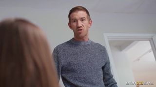 Kali Kingsley bekommt ihren winzigen Mund voll mit Danny Ds langem fetten Schwanz