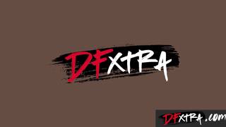 Schlampen, die ihre engen Arschlöcher mit großen Ladungen Sperma füllen