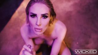 Seth bietet Kenzie Anne einen kompletten Service von Hardcore-Ficken