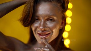 So sieht ein Tag im erotischen Leben der kostbaren Jolie aus