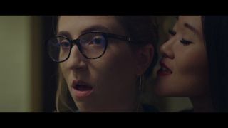 Die Asiatin verliebt sich in eine Blonde, um sie zu ihrer Lesbe zu machen