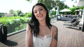 Raven Lane ist die Brünette Babe, die im Freien mit Lust masturbiert