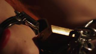 Sinnliche rothaarige MILF allein im Bett in einem BDSM-Porno mit Ketten Sinnliche rothaarige MILF allein im Bett in einem BDSM-Porno mit Ketten