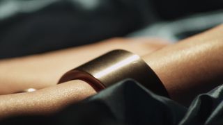 Sinnliche rothaarige MILF allein im Bett in einem BDSM-Porno mit Ketten