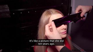 Diese geile Blondine lutscht und fickt in Strümpfen