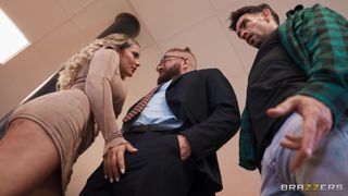 Blonde Babe Kenia Music geht auf die Knie und saugt Xander's Schwanz