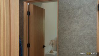 Jesse Pony gibt Mighty Dee einen Handjob und wird dann von Mick Blue gefickt