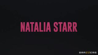 Krankenschwester Natalia Starr hilft Damion Dayski beim Saugen seiner BBC