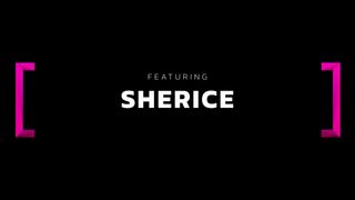 Sherice ist nackt in der Badewanne und das genügt uns, um uns zu erregen.